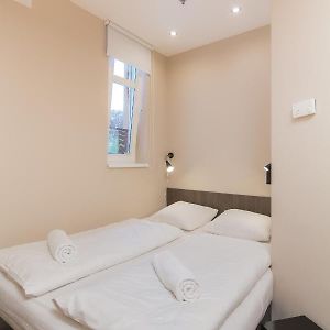 Kleines Zimmer mit Kingsize-Bett